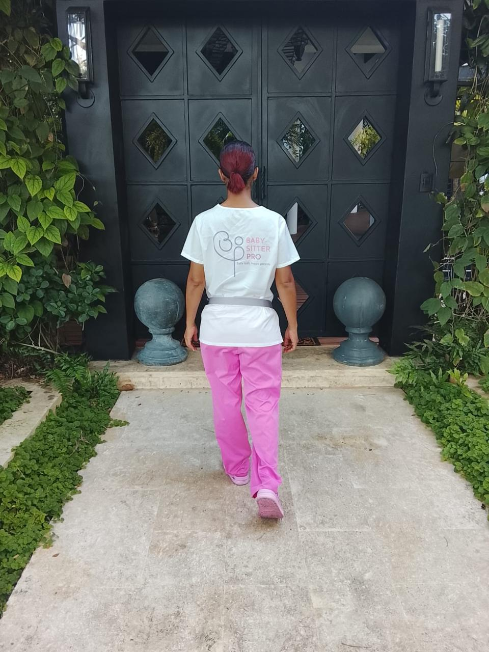 Babysitter PRO nanny arriving at a private villa